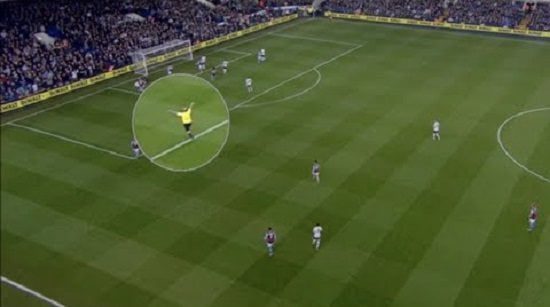 فيديو: حكم يحتفل بهدف توتنهام في مرمى أستون فيلا