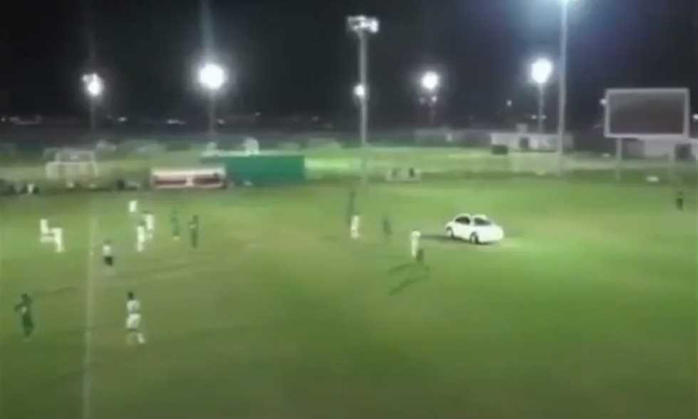 بالفيديو.. سيارة تقتحم ملعب كرة قدم أثناء مباراة بالدوري الإماراتي