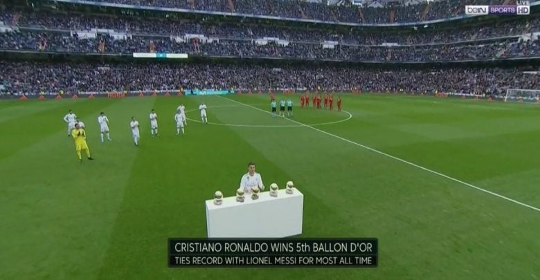 علقت صحيفة دون بالون الاسبانية على تصريحات النجم البرتغالي كريستيانو رونالدو لاعب ريال مدريد الاسباني لمجلة فرانس فوتبول الفرنسية مؤخرا . و توج رونالدو بجائزة الكرة الذهبية لأفضل لاعب في العالم 2017 من فرانس فوتبول يوم الخميس الماضي ليتوج بها للمرة الخامسة في مسيرته مثل ليونيل ميسي نجم برشلونة . و قال رونالدو في تصريحات عقب فوزه بالجائزة : انا افضل لاعب في تاريخ كرة القدم , و هو الأمر الذي جعل دون بالون تعلق و تقول أن ميسي لم يقل ذلك أبدا . و اشارت دون بالون الى ان الفارق بين ميسي و رونالدو لصالح الأول يواصل الاتساع بسبب ما يقوله رونالدو عن نفسه . و اوضحت ان ميسي فاز بالحذاء الذهبي مؤخرا و لم يقل حتى عن نفسه انه افضل لاعب في العالم و ليس في تاريخ اللعبة .