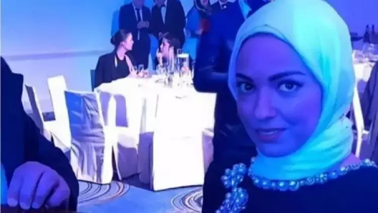 زوجة محمد صلاح أثناء استلام جائزة القدم الذهبية نيابةً عنه