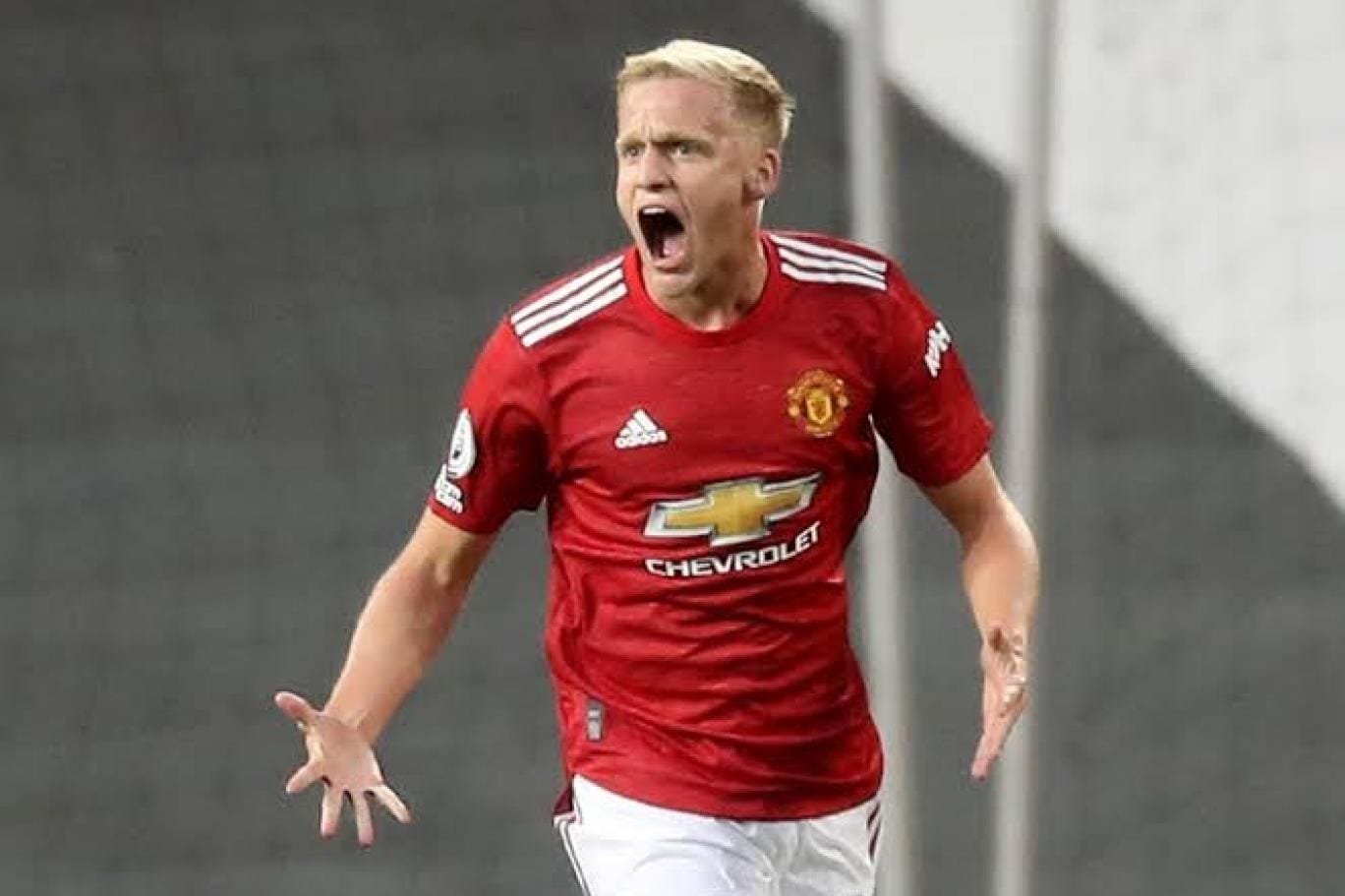 حقيقة رغبة ريال مدريد في ضم فان دي بيك