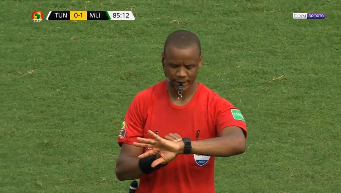 حكم مباراة مالي وتونس ينهي المباراة قبل نهاية الوقت