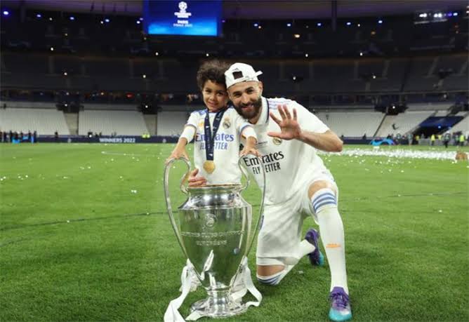 عاجل من ماركا - بنزيمة يُجدد عقده مع ريال مدريد