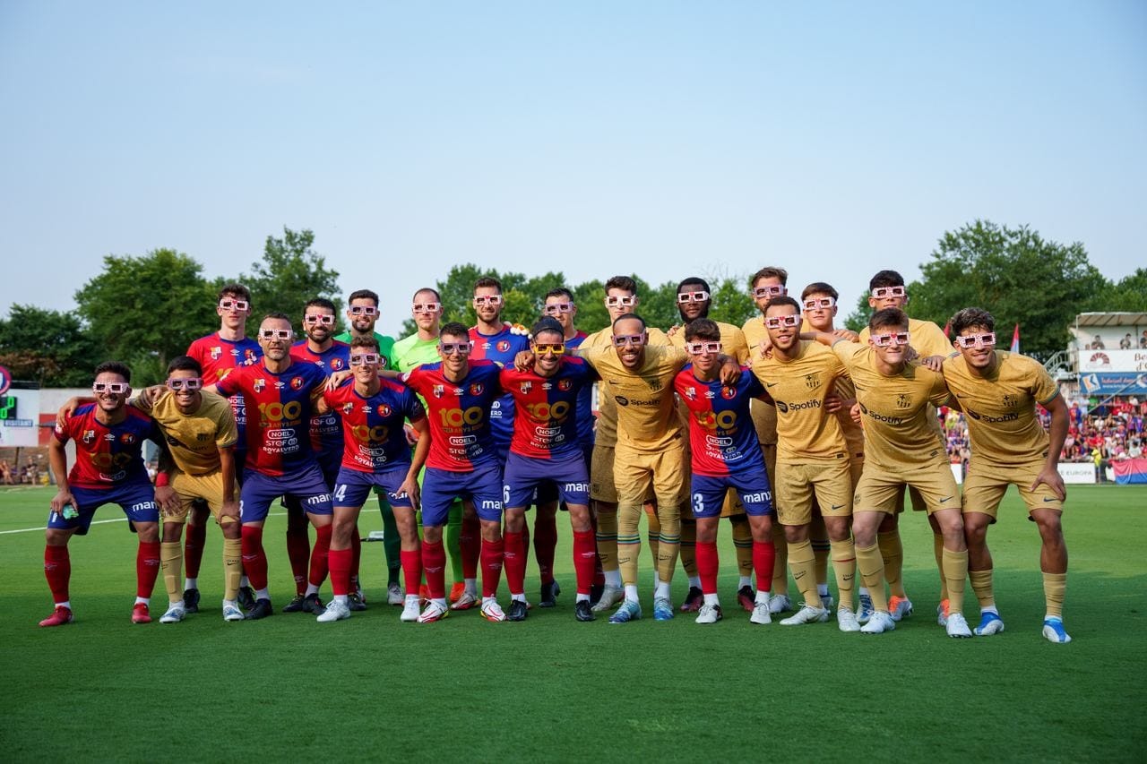 صورة تجمع بين فريقي برشلونة وأولوت