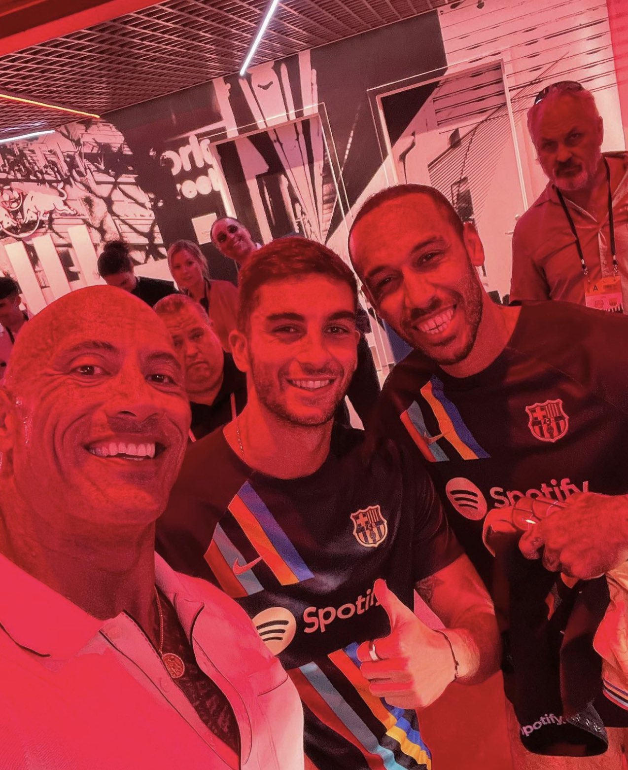كواليس مقابلة ذا روك مع لاعبي برشلونة وتعرضه للنقد!