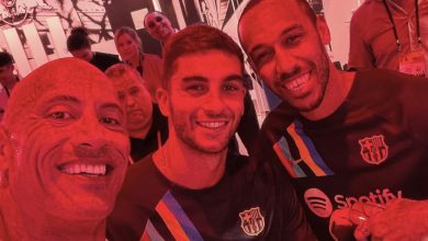كواليس مقابلة ذا روك مع لاعبي برشلونة وتعرضه للنقد!