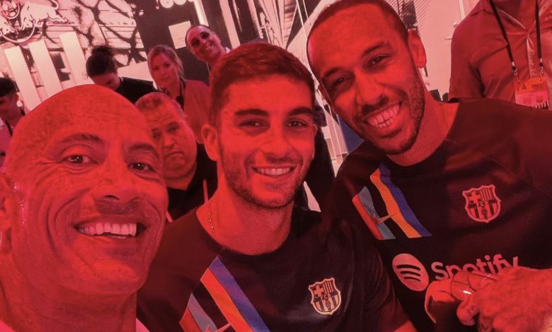 كواليس مقابلة ذا روك مع لاعبي برشلونة وتعرضه للنقد!