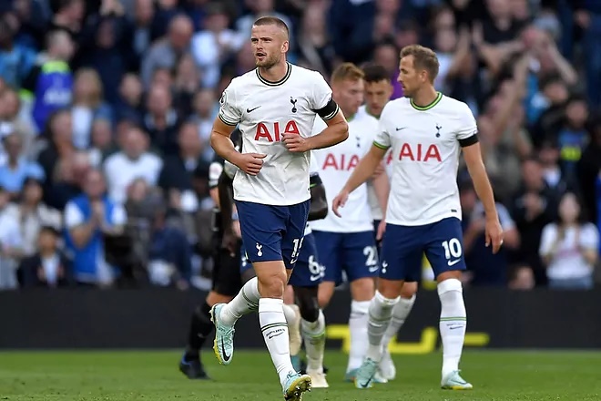 إريك داير يمنع والدته من دخول الملاعب بسبب الإهانات