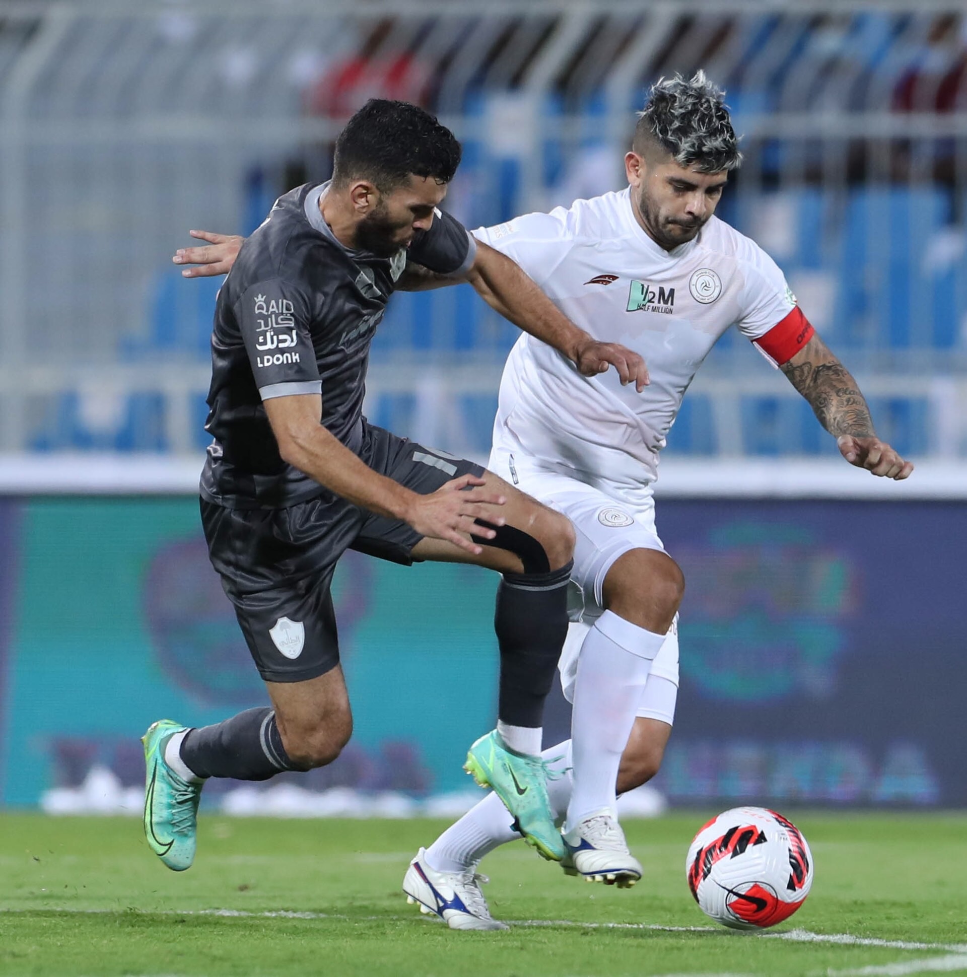 تاريخ مواجهات الشباب والطائي في دوري روشن السعودي
