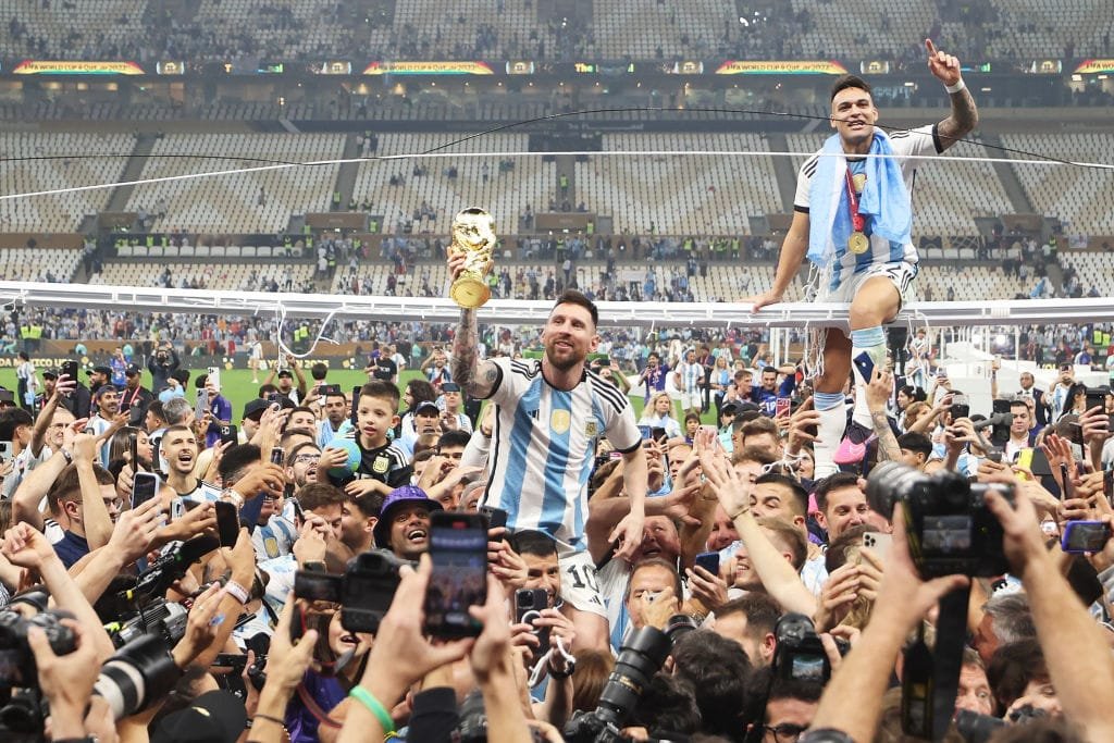 ميسي يحتفل مع مُحبيه بعد تحقيق لقب كأس العالم .. فيديو