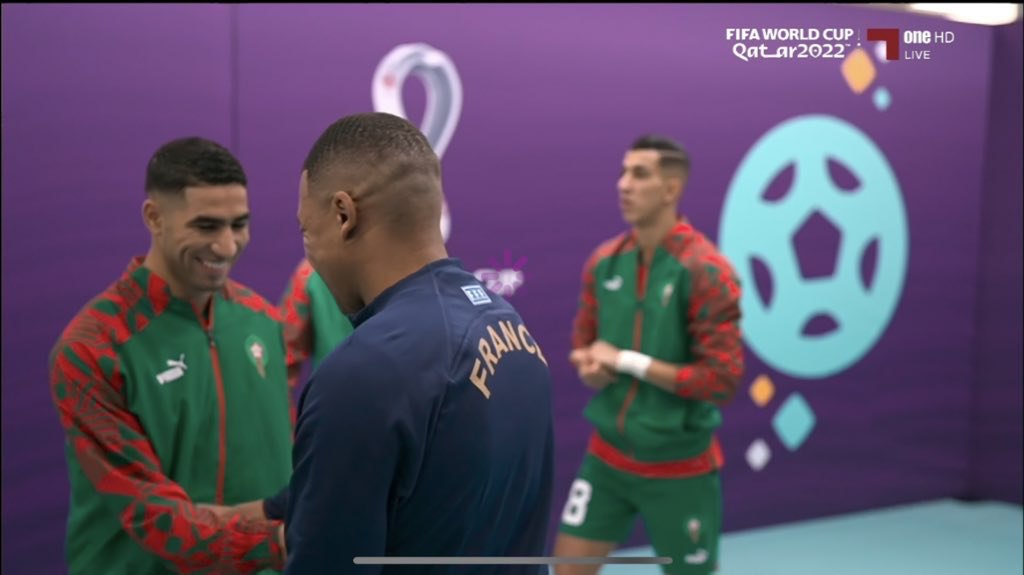 لفتة رائعة بين حكيمي ومبابي في مباراة المغرب وفرنسا.. فيديو