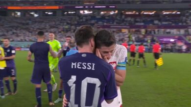 حديث بين ميسي وليفاندوفسكي بعد مباراة الأرجنتين وبولندا