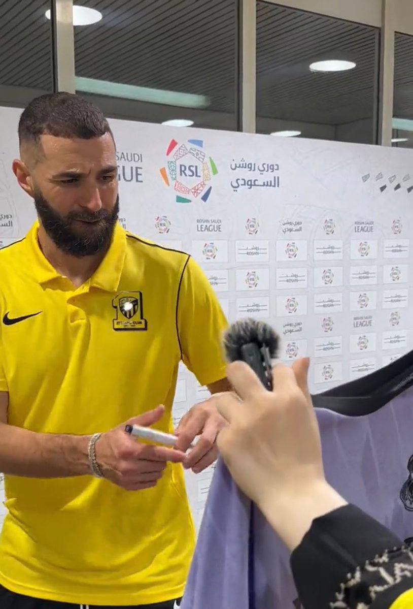 بنزيما يوقع على قميص ريال مدريد