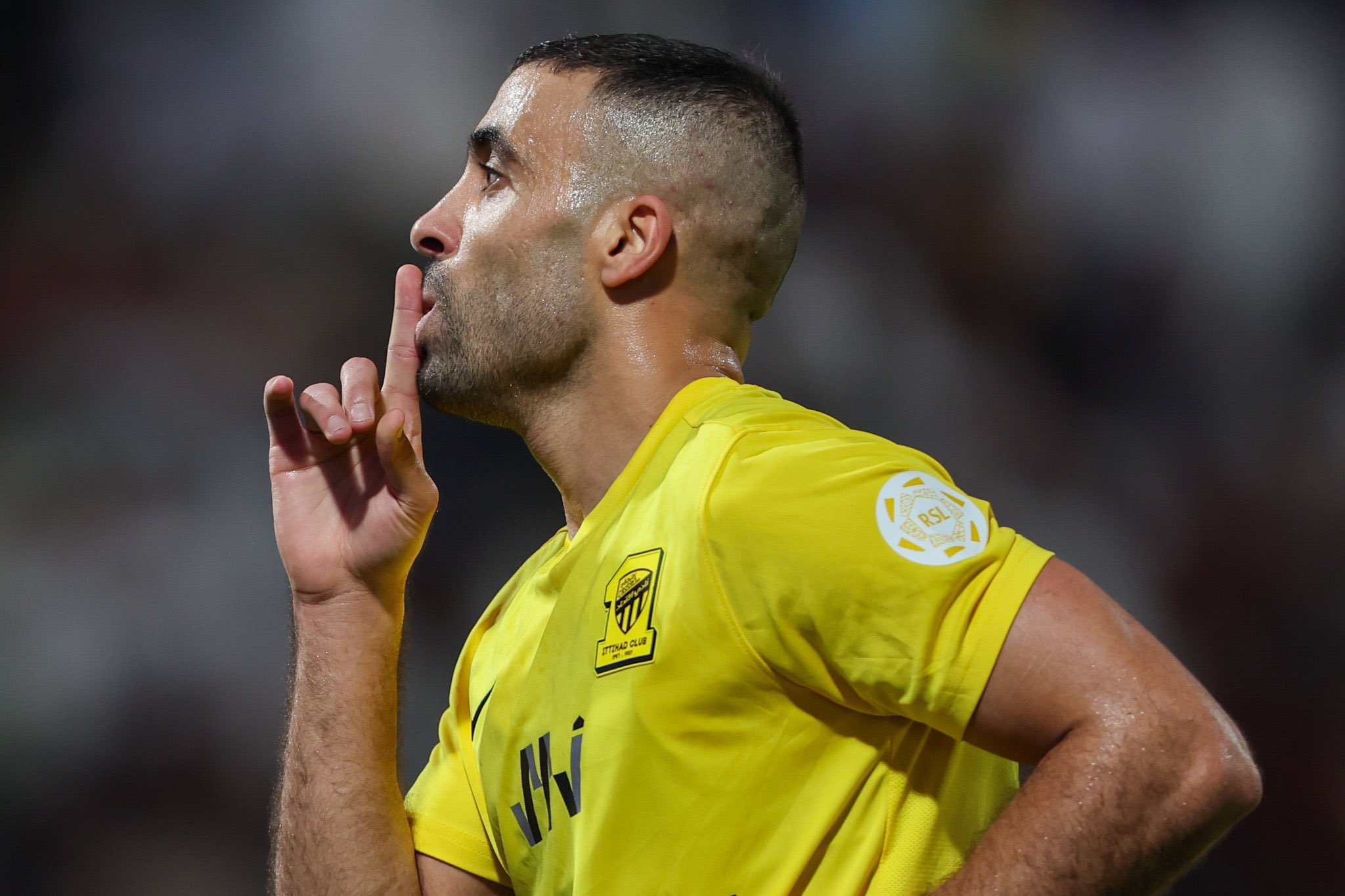 اشتباك بين عبدالرزاق حمدالله وأحد المشجعين.. فيديو