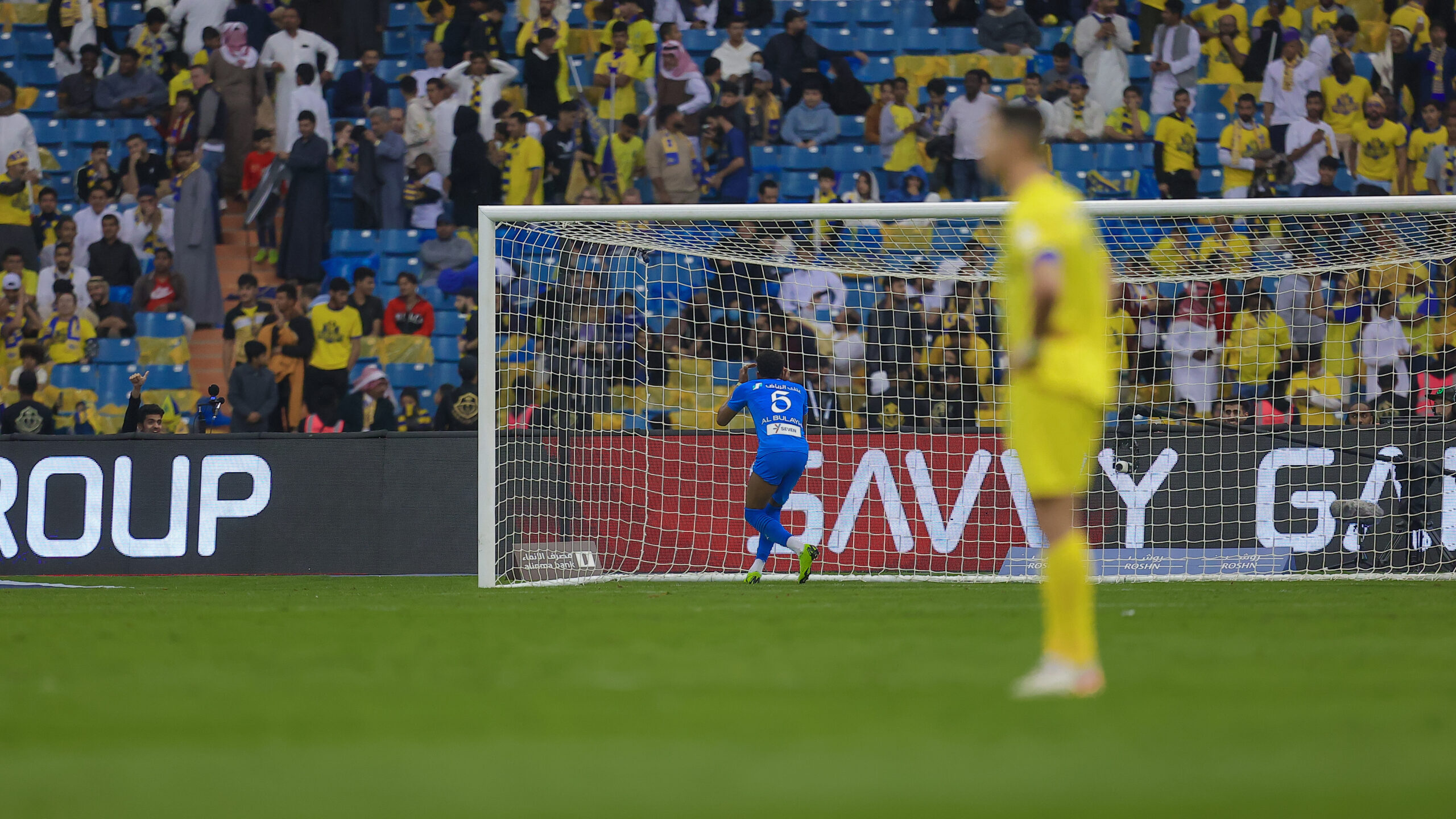 علي البليهي أثناء إحتفاله أمام مدرجات النصر