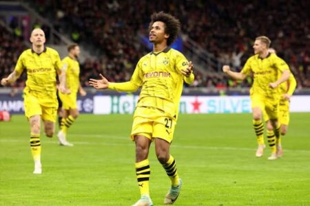 كريم أديمي لاعب بوروسيا دورتموند