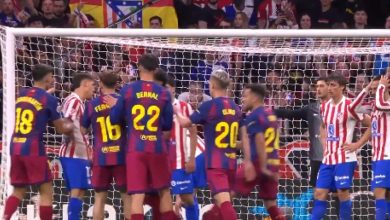 فيدفاع لاعبي برشلونة عن فيرمين بعد تعرضه للاعتداء من مولينا