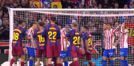 فيدفاع لاعبي برشلونة عن فيرمين بعد تعرضه للاعتداء من مولينا