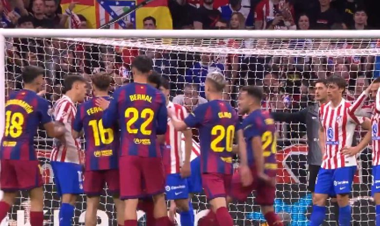 فيدفاع لاعبي برشلونة عن فيرمين بعد تعرضه للاعتداء من مولينا
