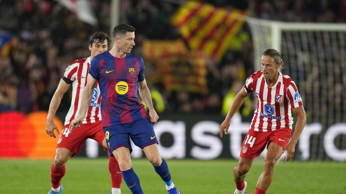 ليفاندوفسكي يُعبّر عن إحباطه من قرار فليك خلال مباراة برشلونة وأتلتيكو