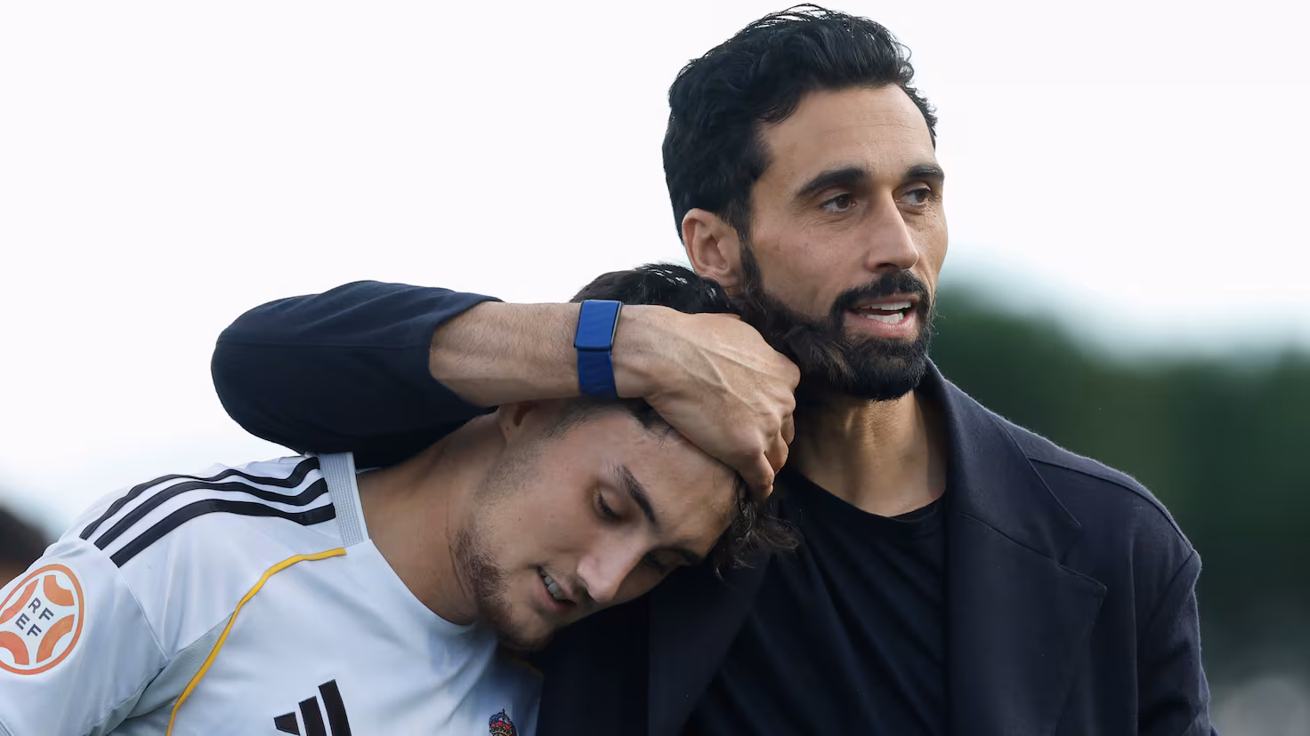 سيسك فابريجاس يكشف عن اهتمامه بموهبتين من ريال مدريد كاستيا