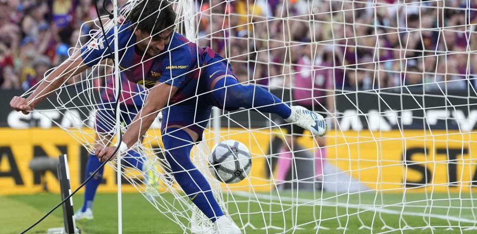 فيران توريس يتصدر سباق الهدافين في صراع فليك وسيميوني