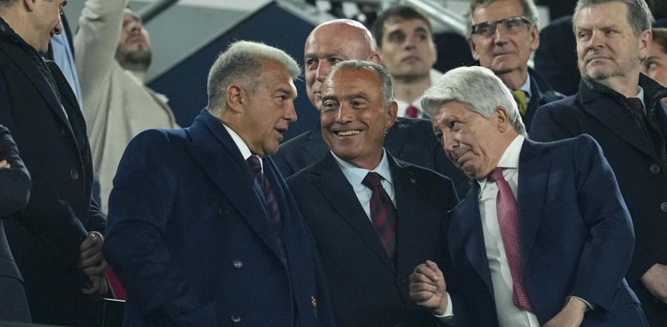 برشلونة يبحث عن تأهل تاريخي ويدعم لابورتا اللاعبين في مدريد