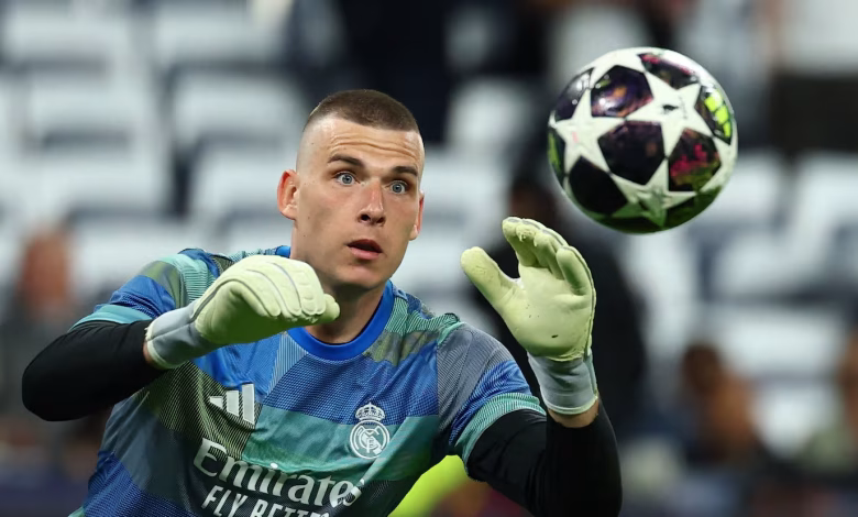 لونين يُقرر تجديد عقده مع ريال مدريد بفضل الدعم الإنساني الكبير