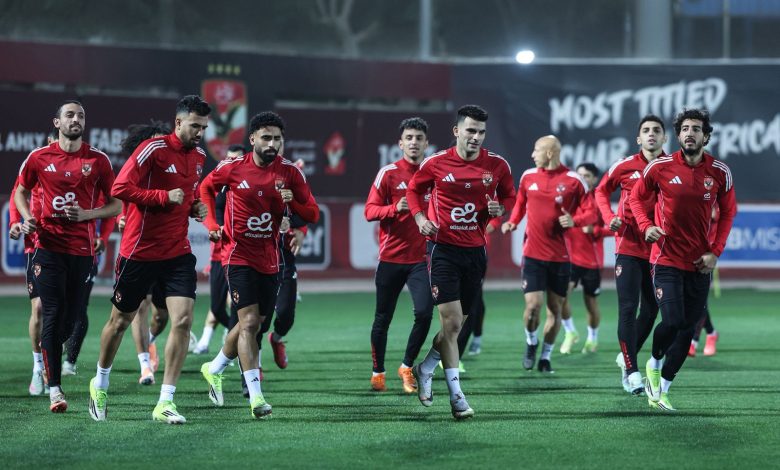 الأهلي يُشعل سباق الدوري المصري بفوز مثير على سموحة 2-1