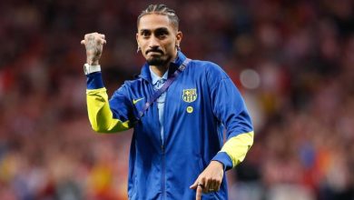 رافينيا يعتذر عن إشارته القاسية بعد إقصاء برشلونة من دوري الأبطال