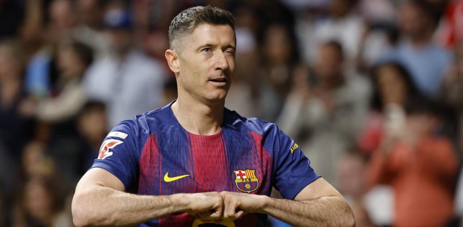 ليفاندوفسكي يطلب وقتًا إضافيًا للحسم بشأن مستقبله مع برشلونة