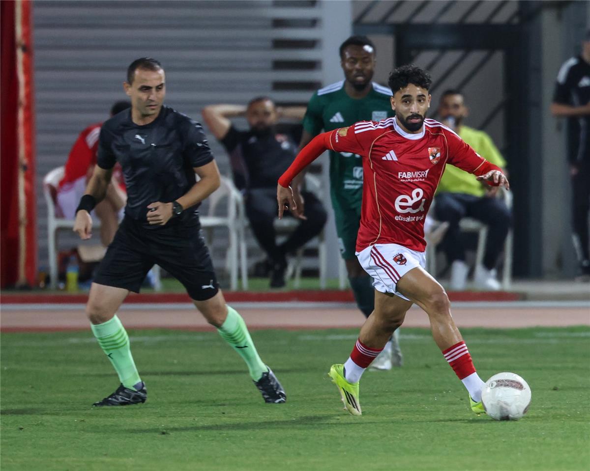 الأهلي يصطدم ببيراميدز في قمة الدوري المصري: الموعد والقنوات الناقلة