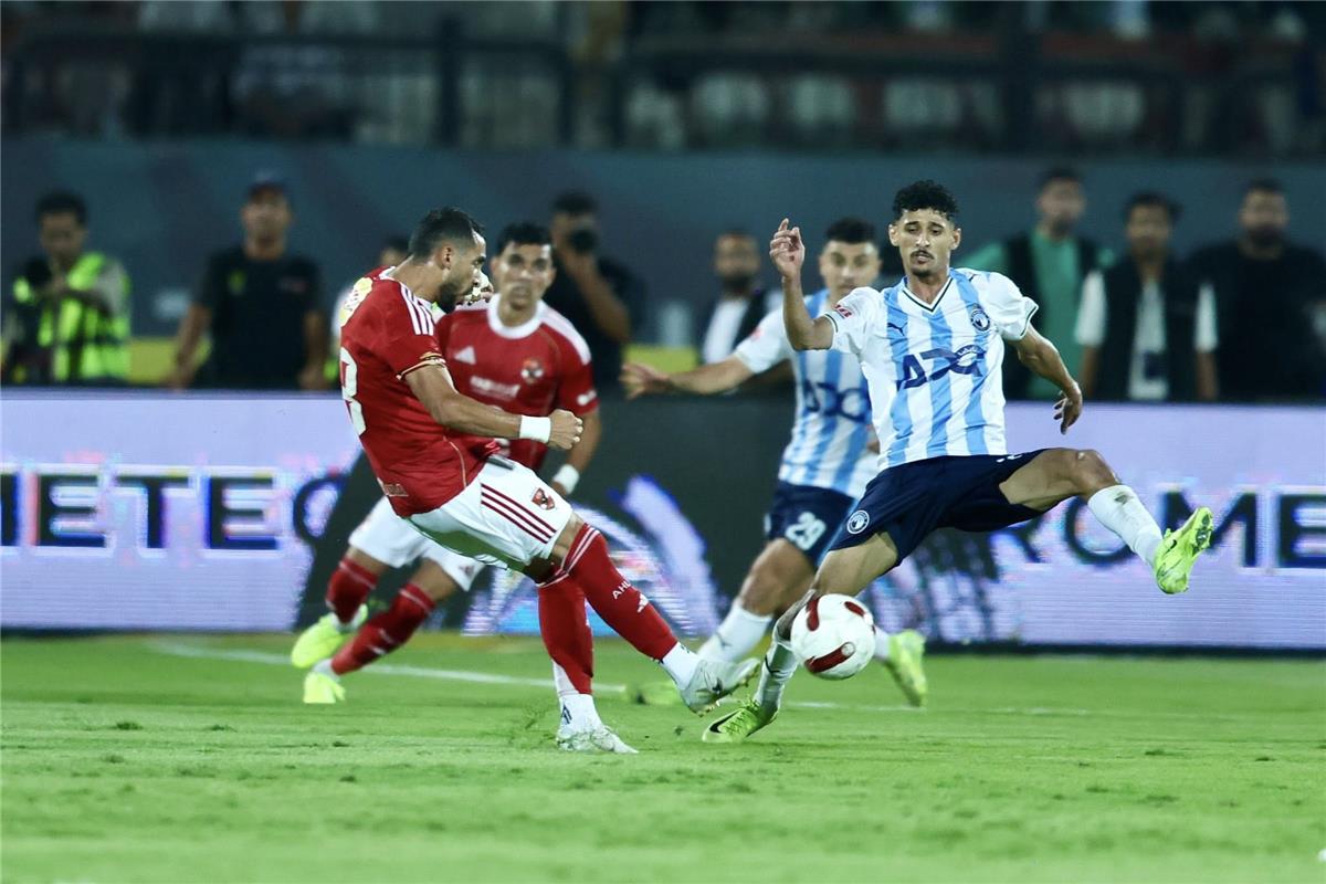 الأهلي يواجه بيراميدز في مباراة مصيرية: الدوري لا يزال في الملعب