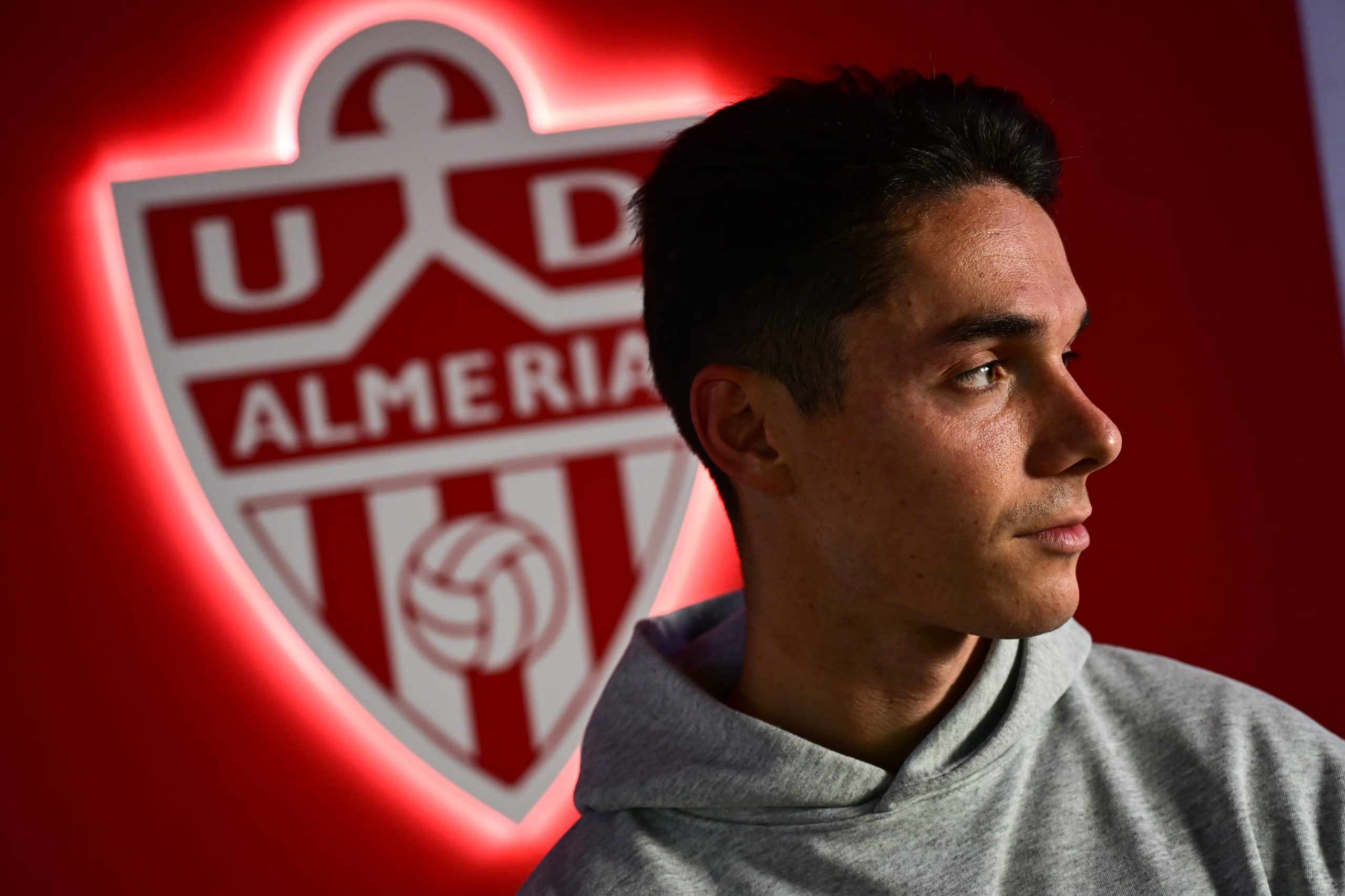 سيرخيو أريباس يُفجر تألقه مع ألميريا ويُعيد فتح ملف مستقبله