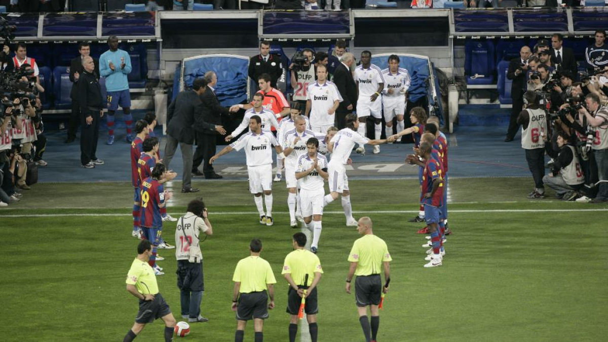 ممر شرفي لبرشلونة ضد ريال مدريد