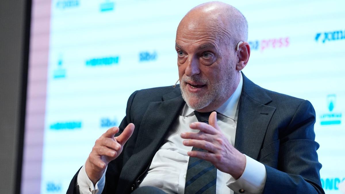 تيباس يهاجم ريال مدريد بسبب شكواه ويعلق على ممر شرفي لبرشلونة