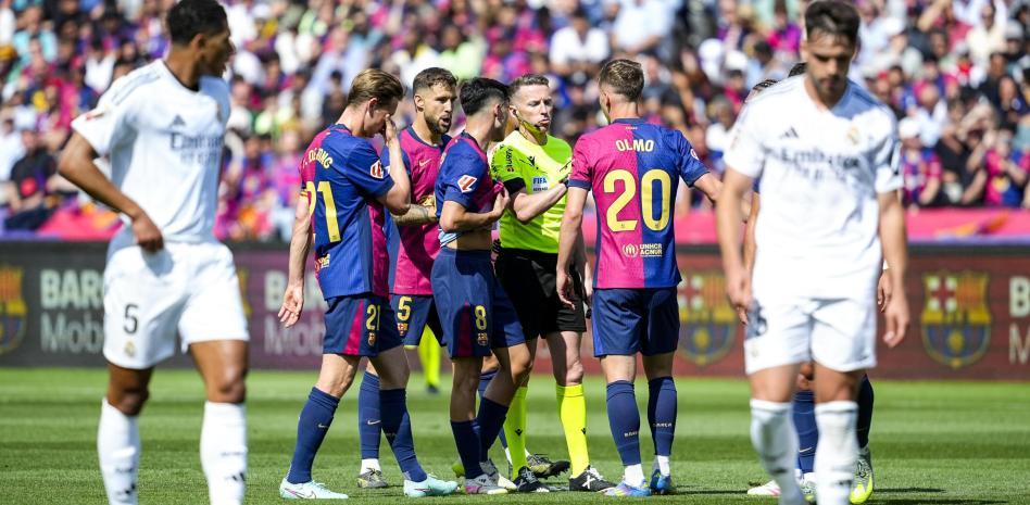 هيرنانديز يُدير الكلاسيكو بين برشلونة ومدريد في قمة مثيرة