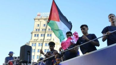 لامين يامال يثير الإعجاب برفع علم فلسطين في احتفالات برشلونة