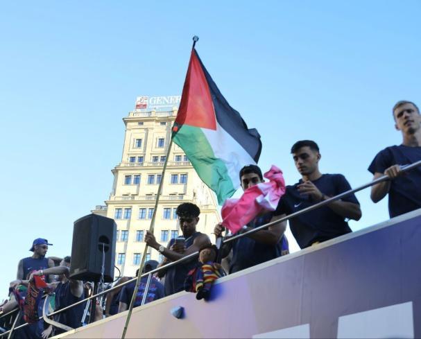 لامين يامال يثير الإعجاب برفع علم فلسطين في احتفالات برشلونة