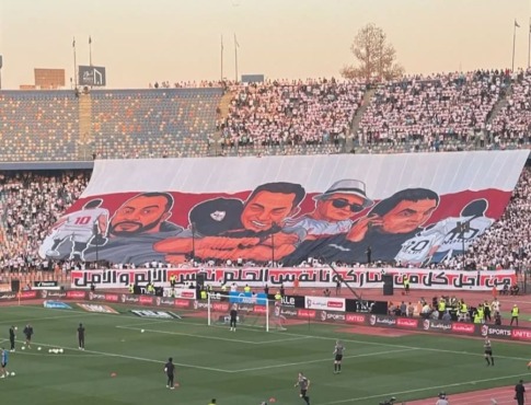 ظهور مفاجئ ومؤثر.. نجم الزمالك السابق يظهر في ستاد القاهرة لدعم الفريق أمام سيراميكا