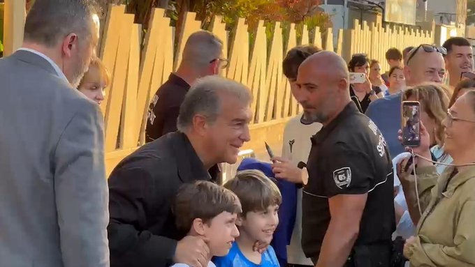 لابورتا يُحذر من تحديات الموسم المقبل بعد احتفال برشلونة الناجح
