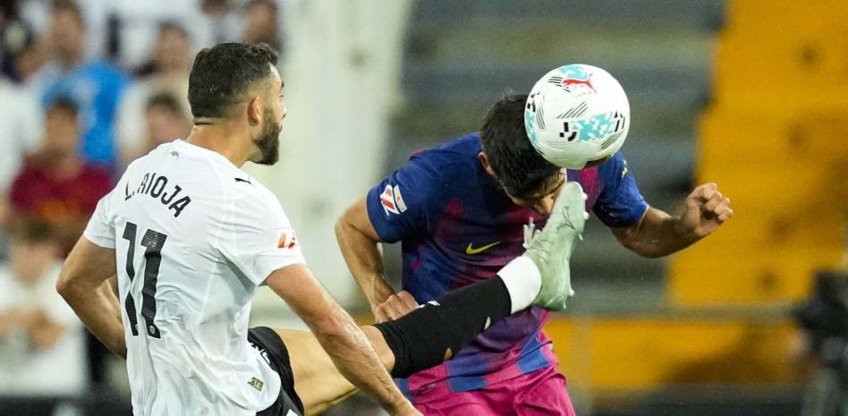 جيرارد مارتين يُقيم موسمه الإيجابي مع برشلونة بعد التغيير في مركزه