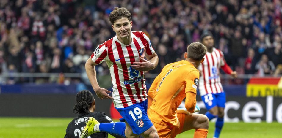برشلونة يُقدم عرضاً ضخماً بقيمة 100 مليون يورو لخوليان ألفاريز